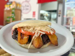 Arepa De Caraotas, Tajadas, Queso Y Tomate