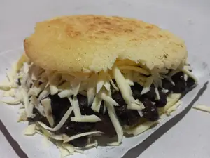 Arepa De Caraotas Y Queso