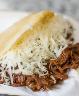 Arepa De Carne Mechada, Tajadas Y Queso