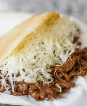 Arepa De Carne Mechada Y Queso
