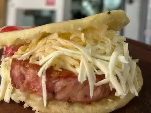 Arepa De Chuleta Ahumada Y Queso