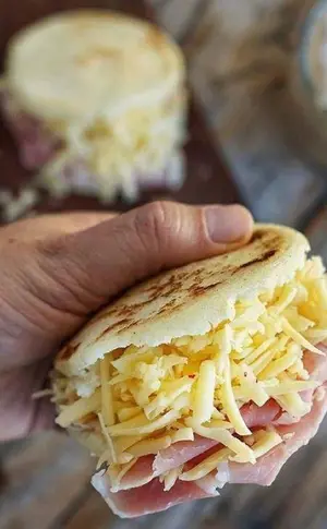 Arepa De Jamón Y Queso