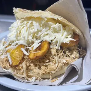 Arepa De Pollo, Tajadas Y Queso