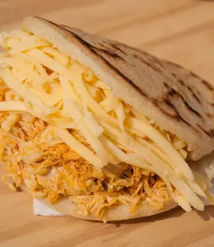 Arepa De Pollo Y Queso