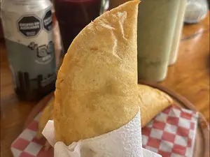 Empanada caraotas, tajadas y queso