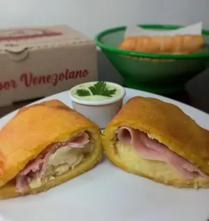 Empanada De Jamón Y Queso