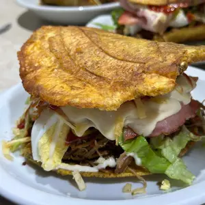 Patacón Mixto Pollo y Carne Mechada