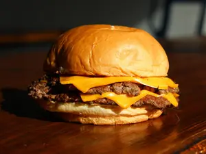 Cheese Burger + Papas