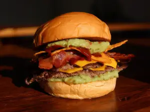 Sinaloa Burger Doble + Papas