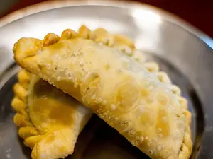 2 Empanadas De Carne Con Cheddar