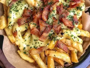Papas fritas con cheddar