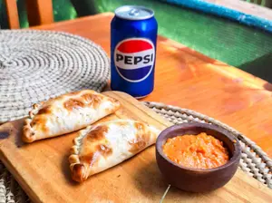 2 empanadas + lata + picante
