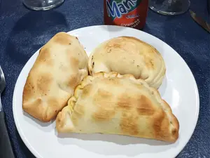 3 Empanadas + Gaseosa En Lata