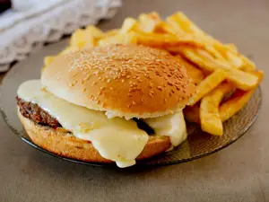 Hamburguesa Con Queso Y Papas