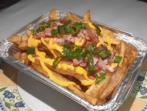 Papas cheddar, bacon y verdeo