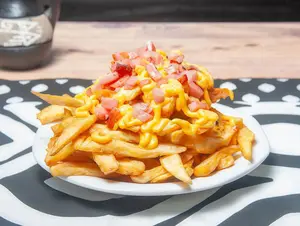 Papas fritas con cheddar y bac