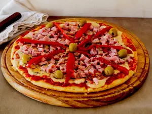 Pizza con jamón y morrones