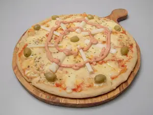 Pizza Palmitos y salsa golf