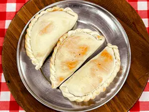 Empanada de queso y cebolla