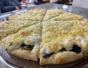 Pizza De Verdura Y Salsa Blanca