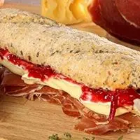 Sándwich brie y crudo
