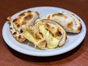 Empanada de cebolla y queso