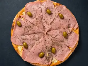 Pizza al jamón cocido ibérico