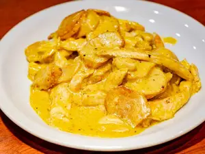 Pollo mostaza con guarnición