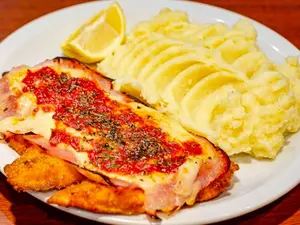 Suprema napolitana con guarnición