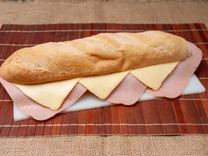 Sándwich de jamón y queso