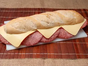 Sándwich de salame y queso