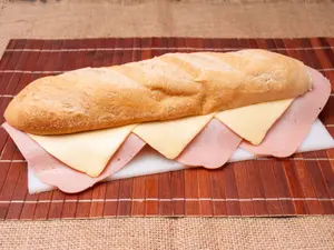 Sándwich de jamón y queso