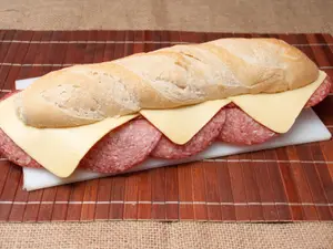 Sándwich de salame y queso
