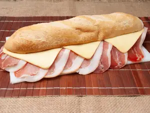 Sándwich jamón crudo y queso