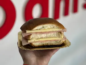 Pebete de jamón y queso