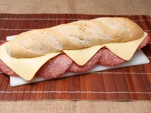 Sándw de salame y queso25cms