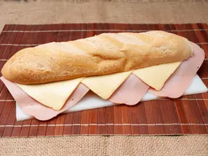 Sándwich de jamón y queso25cms