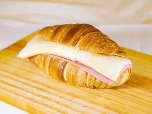 Medialunote con jamon y queso
