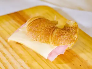 2 Medialunas con jamón y queso