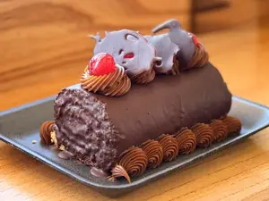 Arrollado de dulce de leche bañado