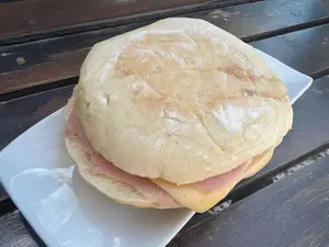 Pan árabe con jamón y queso
