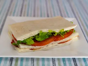 6 de crudo y tomate y lechuga
