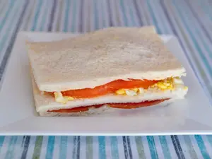 6 de jamón, tomate y huevo