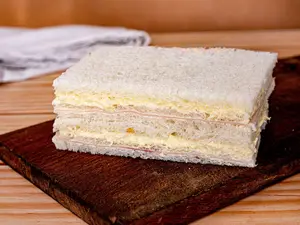 6 sándwiches de jamón y pollo