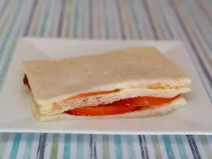 6 sándwiches de jamón y tomate