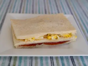 6 sándwiches de jamón y huevo