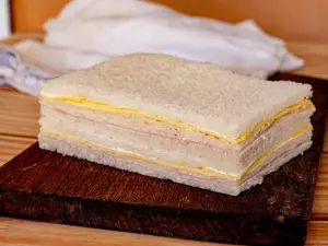 6 Sándwiches triples de jamón y queso