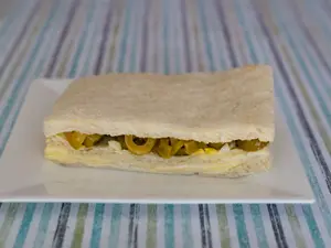 6 triples de queso y aceitunas