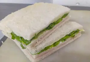 Sandwiches de jamón y lechuga