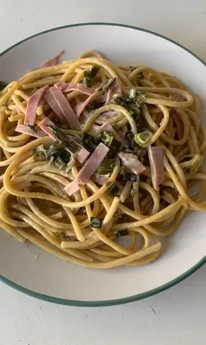 Fideos con jamón y verdeo